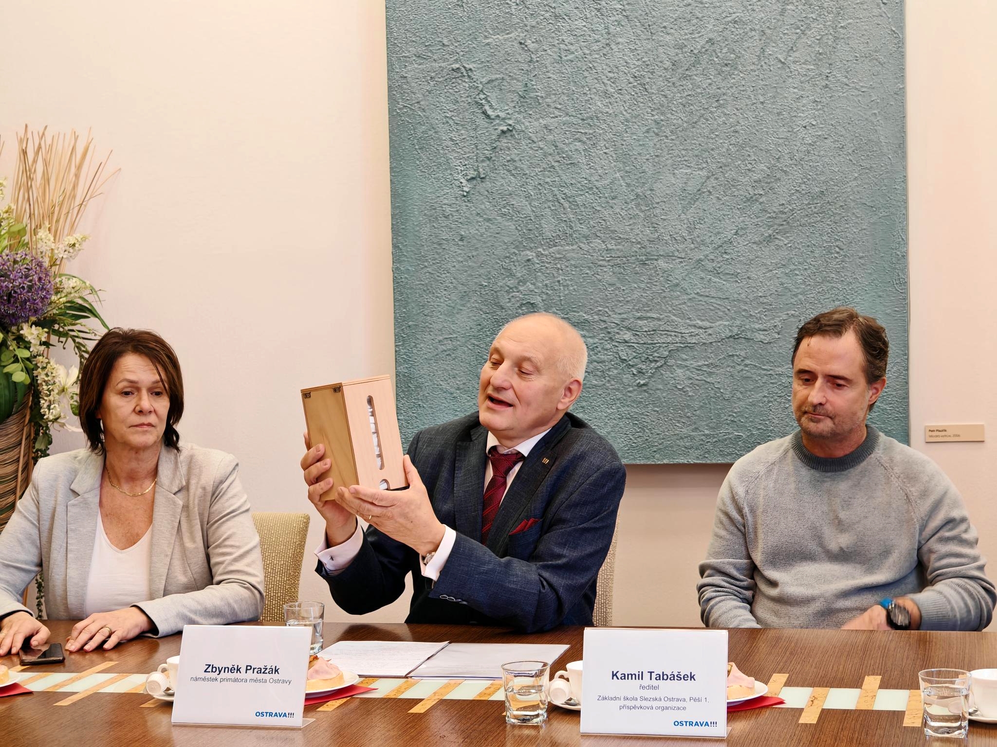 Náměstek primátora Zbyněk Pražák představil na tiskové konferenci podobu zásobníků menstruačních vložek pro potřeby škol. Foto: MMO